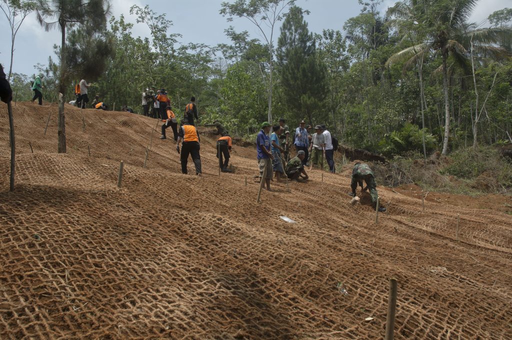 cocomesh serat kelapa untuk lahan miring