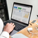 Tim digital marketing memantau strategi brand melalui dashboard online dan media sosial